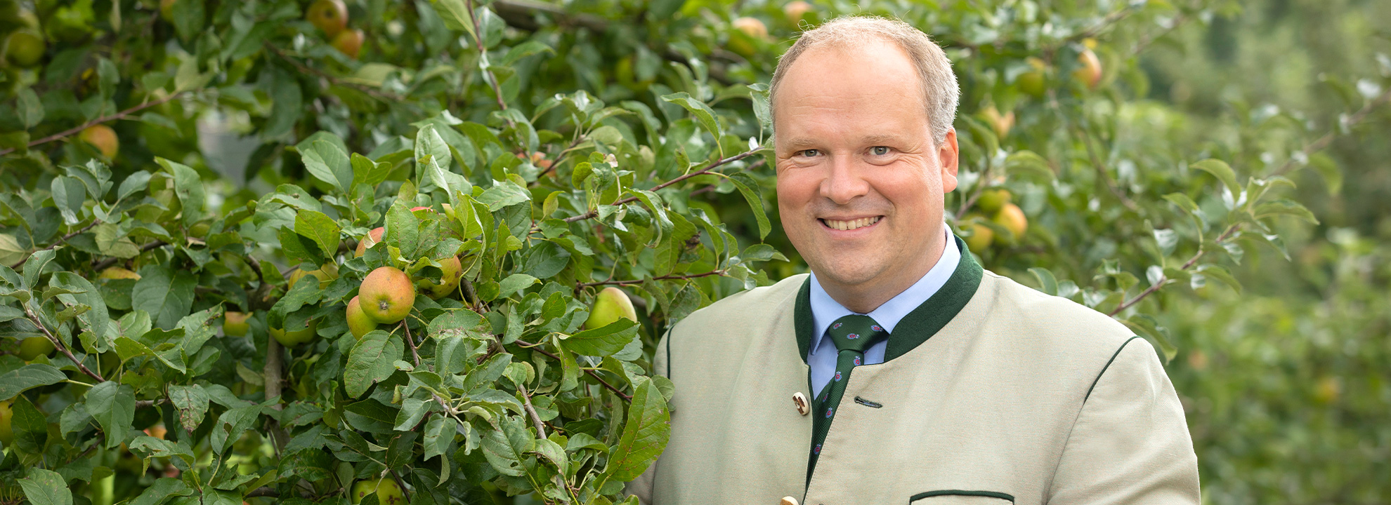 Bild Christoph Göbel vor Apfelbaum